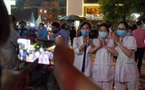 [Ảnh] Những giọt nước mắt hạnh phúc và thời khắc đoàn tụ khó quên khi Bệnh viện Bạch Mai kết thúc cách ly y tế