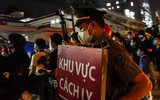[Ảnh] Những giọt nước mắt hạnh phúc và thời khắc đoàn tụ khó quên khi Bệnh viện Bạch Mai kết thúc cách ly y tế