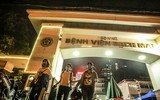 [Ảnh] Những giọt nước mắt hạnh phúc và thời khắc đoàn tụ khó quên khi Bệnh viện Bạch Mai kết thúc cách ly y tế