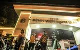 [Ảnh] Những giọt nước mắt hạnh phúc và thời khắc đoàn tụ khó quên khi Bệnh viện Bạch Mai kết thúc cách ly y tế