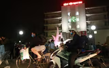 [Ảnh] Những giọt nước mắt hạnh phúc và thời khắc đoàn tụ khó quên khi Bệnh viện Bạch Mai kết thúc cách ly y tế