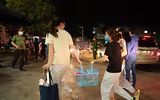 [Ảnh] Những giọt nước mắt hạnh phúc và thời khắc đoàn tụ khó quên khi Bệnh viện Bạch Mai kết thúc cách ly y tế