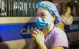 [Ảnh] Những giọt nước mắt hạnh phúc và thời khắc đoàn tụ khó quên khi Bệnh viện Bạch Mai kết thúc cách ly y tế
