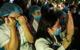 [Ảnh] Những giọt nước mắt hạnh phúc và thời khắc đoàn tụ khó quên khi Bệnh viện Bạch Mai kết thúc cách ly y tế