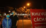 [Ảnh] Những giọt nước mắt hạnh phúc và thời khắc đoàn tụ khó quên khi Bệnh viện Bạch Mai kết thúc cách ly y tế