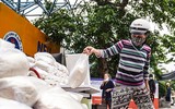 [ẢNH] Hà Nội: Phát gạo nghĩa tình qua phần mềm nhận diện để tuân thủ nghiêm Chỉ thị 16