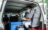 [ẢNH] Người dân mang cả hành lý, sẵn sàng cách ly khi đi test nhanh Covid-19 ở Hà Nội