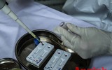 [ẢNH] Người dân mang cả hành lý, sẵn sàng cách ly khi đi test nhanh Covid-19 ở Hà Nội