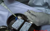 [ẢNH] Người dân mang cả hành lý, sẵn sàng cách ly khi đi test nhanh Covid-19 ở Hà Nội