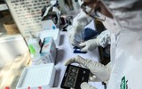 [ẢNH] Người dân mang cả hành lý, sẵn sàng cách ly khi đi test nhanh Covid-19 ở Hà Nội