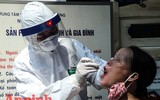 [ẢNH] Người dân mang cả hành lý, sẵn sàng cách ly khi đi test nhanh Covid-19 ở Hà Nội