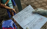 [ẢNH] Người dân mang cả hành lý, sẵn sàng cách ly khi đi test nhanh Covid-19 ở Hà Nội