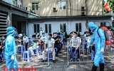 [ẢNH] Người dân mang cả hành lý, sẵn sàng cách ly khi đi test nhanh Covid-19 ở Hà Nội