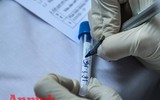 [ẢNH] Người dân mang cả hành lý, sẵn sàng cách ly khi đi test nhanh Covid-19 ở Hà Nội