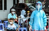 [ẢNH] Người dân mang cả hành lý, sẵn sàng cách ly khi đi test nhanh Covid-19 ở Hà Nội