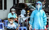 [ẢNH] Người dân mang cả hành lý, sẵn sàng cách ly khi đi test nhanh Covid-19 ở Hà Nội