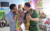 Ngắm khoảnh khắc yêu thương đến với những thiên thần trên giường bệnh