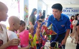 Ngắm khoảnh khắc yêu thương đến với những thiên thần trên giường bệnh