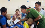 Ngắm khoảnh khắc yêu thương đến với những thiên thần trên giường bệnh