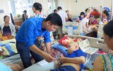 Ngắm khoảnh khắc yêu thương đến với những thiên thần trên giường bệnh