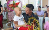 Ngắm khoảnh khắc yêu thương đến với những thiên thần trên giường bệnh