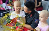 Ngắm khoảnh khắc yêu thương đến với những thiên thần trên giường bệnh