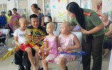 Ngắm khoảnh khắc yêu thương đến với những thiên thần trên giường bệnh