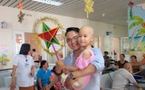 Ngắm khoảnh khắc yêu thương đến với những thiên thần trên giường bệnh