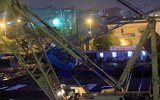 Cận cảnh hai tháp cần cẩu đổ sập khi đang thi công trên phố Dương Đình Nghệ