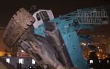 Cận cảnh hai tháp cần cẩu đổ sập khi đang thi công trên phố Dương Đình Nghệ