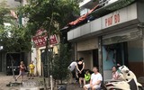 [Ảnh] Cửa hàng mở hé mua bán chui, bất chấp lệnh cấm còn 4 ngày