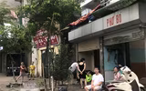 [Ảnh] Cửa hàng mở hé mua bán chui, bất chấp lệnh cấm còn 4 ngày