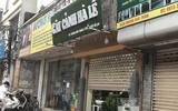 [Ảnh] Cửa hàng mở hé mua bán chui, bất chấp lệnh cấm còn 4 ngày