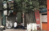 [Ảnh] Cửa hàng mở hé mua bán chui, bất chấp lệnh cấm còn 4 ngày