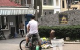[Ảnh] Cửa hàng mở hé mua bán chui, bất chấp lệnh cấm còn 4 ngày