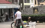 [Ảnh] Cửa hàng mở hé mua bán chui, bất chấp lệnh cấm còn 4 ngày