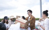 Á hậu Hà Thu trải nghiệm làm muối, tặng diêm cụ cho diêm dân