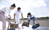 Á hậu Hà Thu trải nghiệm làm muối, tặng diêm cụ cho diêm dân