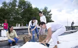 Á hậu Hà Thu trải nghiệm làm muối, tặng diêm cụ cho diêm dân