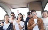 Á hậu Hà Thu trải nghiệm làm muối, tặng diêm cụ cho diêm dân