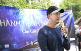 Á hậu Hà Thu trải nghiệm làm muối, tặng diêm cụ cho diêm dân