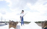 Á hậu Hà Thu trải nghiệm làm muối, tặng diêm cụ cho diêm dân