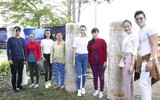 Á hậu Hà Thu trải nghiệm làm muối, tặng diêm cụ cho diêm dân