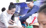 Á hậu Hà Thu trải nghiệm làm muối, tặng diêm cụ cho diêm dân