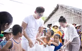 Á hậu Hà Thu trải nghiệm làm muối, tặng diêm cụ cho diêm dân