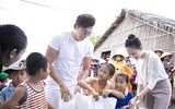 Á hậu Hà Thu trải nghiệm làm muối, tặng diêm cụ cho diêm dân