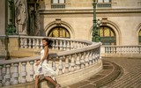 Siêu mẫu Minh Tú khoe vóc dáng chuẩn mực đầy quyến rũ ở Paris