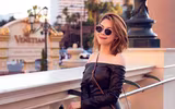 Búp bê Thanh Thảo quấn quýt bên bạn trai trước khi về nước làm giám khảo