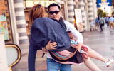 Búp bê Thanh Thảo quấn quýt bên bạn trai trước khi về nước làm giám khảo