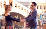 Búp bê Thanh Thảo quấn quýt bên bạn trai trước khi về nước làm giám khảo